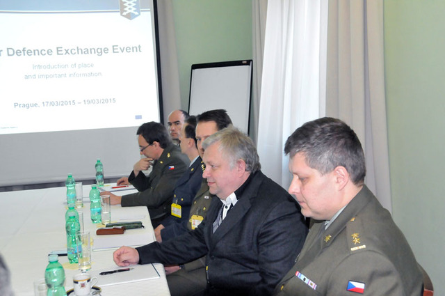 Část českých vojenských odborníků na konferenci v pražském Domě armády