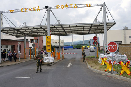 Hlavní ukázky probíhaly v prostoru patřícímu České poště -  v prostředí, které maximálně přiblížilo výcvik realitě