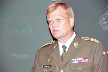 Armádní generál Josef Bečvář podtrhl, že rozhovory o spolupráci s rakouským kolegou budou pokračovat i ve večerních hodinách a během zítřejšího dne