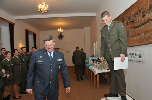 Plukovník gšt. Jindřich Staněk popřál všem účastníkům ligy další skvělé úspěchy a nutný elán