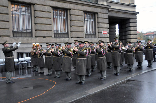 K vernisážím výstav před Generálním štábem AČR už patří i malý koncert Ústřední hudby AČR, tentokrát se konal pod dirigentskou taktovkou majora Josefa Kučery