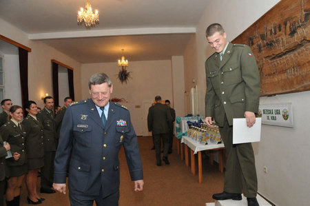 Plukovník gšt. Jindřich Staněk popřál všem účastníkům ligy další skvělé úspěchy a nutný elán