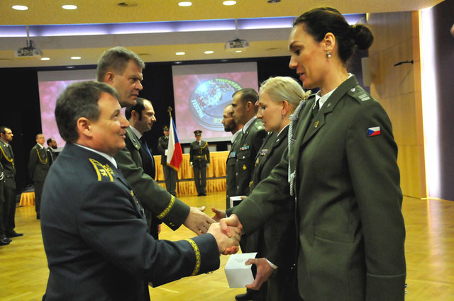 Zástupce náčelníka GŠ AČR - ředitel Společného operačního centra MO generálmajor Petr Mikulenka předal spolu s velitelem Vzdušných sil generálmajorem Jaromírem Šebestou vybraným vojákům a vojákyním věcné dary