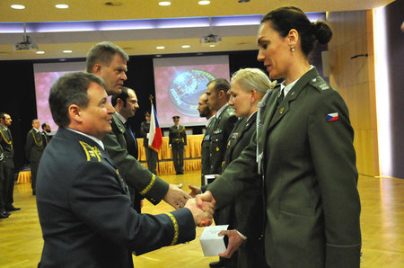 Zástupce náčelníka GŠ AČR - ředitel Společného operačního centra MO generálmajor Petr Mikulenka předal spolu s velitelem Vzdušných sil generálmajorem Jaromírem Šebestou vybraným vojákům a vojákyním věcné dary