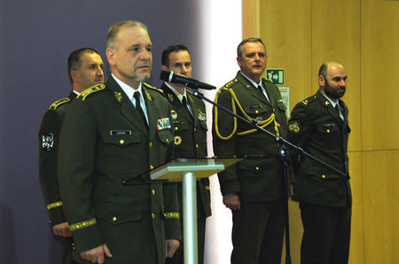 Hosté slavnostního nástupu - v popředí generálporučík Jiří Baloun