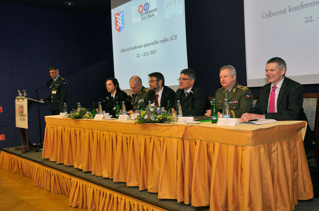 Čestné předsednictvo odborné konference spojovacího vojska Armády České republiky