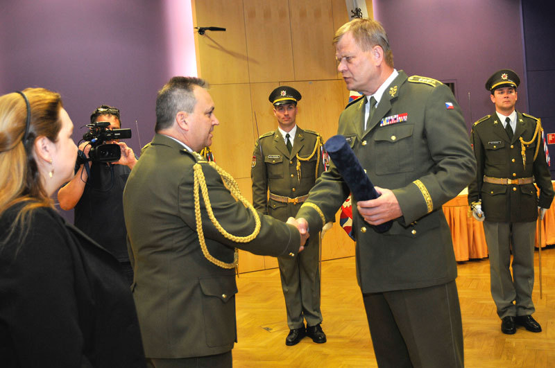 První jmenovací dekret převzal z rukou náčelníka GŠ AČR armádního generála Josefa Bečváře ředitel Krajského vojenského velitelství hlavní město Praha plukovník Marián Margai