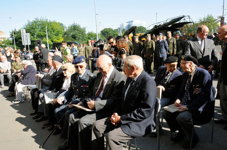 Hosté slavnostního zahájení výstavy před Generálním štábem AČR