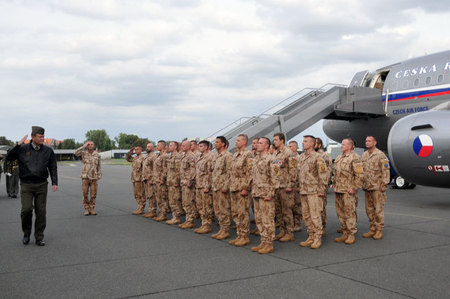 Vojáci, kteří půl roku působili v Mali, v pátek přistáli na kbelském letišti