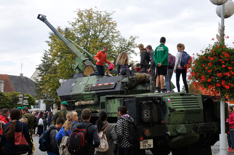Houfnice DANA jineckých dělostřelců v obležení dětských návštěvníků