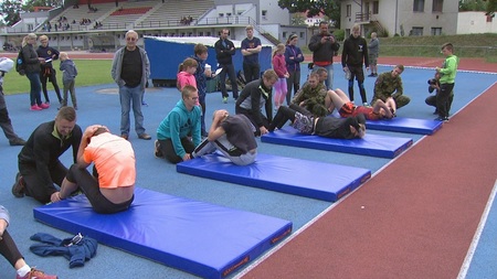 Během Army testu si zájemci otestovali na Stadionu Emila Zátopka v Chrudimi svoji kondici