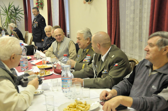 Účastníci výroční schůze Klubu výsadkových veteránů v Jindřichově Hradci před zahájením jednání (1)