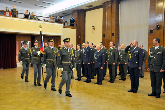 Přinesení státní vlajky Čestnou stráží AČR do hlavního sálu Ministerstva obrany ČR