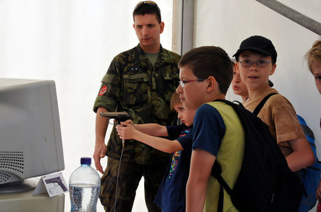 Velkému zájmu malých i velkých návštěvníků se těšil střelecký trenažér