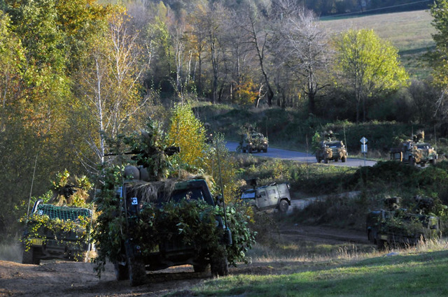 Čeští vojáci s vozidly Iveco přispěli v těsné spolupráci partnery ke zdárnému průběhu cvičení. Na snímku zahájili přesun do obranného postavení