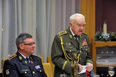 Vlevo: brigádní generál Zdeněk Jakůbek - náčelník Vojenské kanceláře prezidenta republiky a vpravo brigádní generál Miloslav Masopust, terý se s účastníky setkání podělil o osobní zážitky z nejslavnějšího vystoupení našich dělostřelců u Jasla
