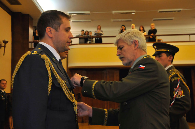 Čestné odznaky Armády České republiky za vzornou reprezentaci převzali od náčelníka GŠ AČR major Jaroslav Němeček a kapitán Vratislav Bohuněk