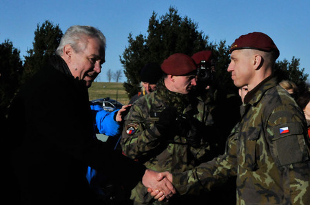 Prezidenta republiky Miloše Zemana přivítal na chrudimském vojenském letišti velitel zdejších výsadkářů pplk. Róbert Dziak