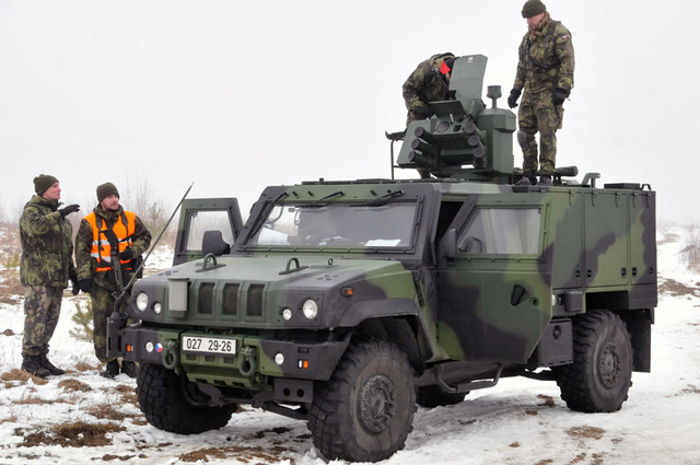 To příprava k palbě z nové techniky pro chemiky, tedy lehkého obrněného vozidla Iveco, je složitější