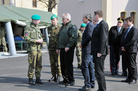 Náčelník štábu 311. praporu major Petr Breda (vlevo) provázel hosty statickými i dynamickými ukázkami