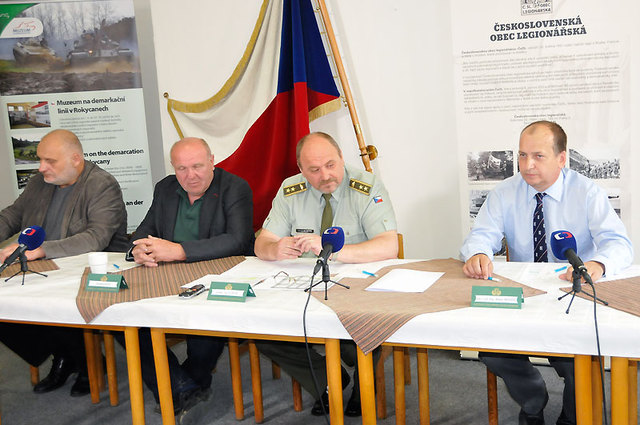 Tiskové konference se zúčastnili, zleva: Stanislav Drábek a František Koch za Nadaci pozemního vojska AČR, velitel Pozemních sil AČR generálmajor Ján Gurník a Československou obec legionářskou zastupoval kpt. v zál. Milan Mojžíš