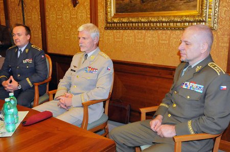 Předsedu Vojenského výboru NATO armádního generála Petra Pavla doprovázeli na jednání na Ministerstvu obrany ČR vojenský asistent předsedy Vojenského výboru NATO - ředitel kanceláře předsedy Vojenského výboru NATO brigádní generál Radek Hasala a první zástupce náčelníka GŠ AČR generálporučík Jiří Baloun