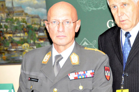Rakouský host, generál Othmar Commenda, pozval svého českého partnera k návštěvě Vídně v příštím roce