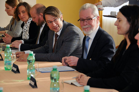 Kulatý stůl na ministerstvu obrany zahájil Jakub Landovský - náměstek pro řízení sekce obranné politiky a strategie Ministerstva obrany 
