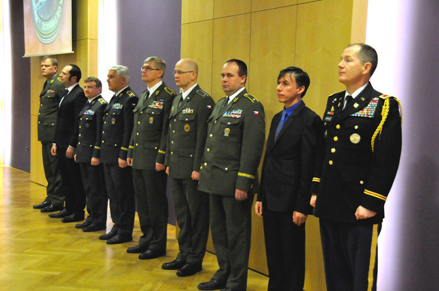 Čestní hosté slavnostního nástupu, který se konal v konferenčním sále Domu armády Praha