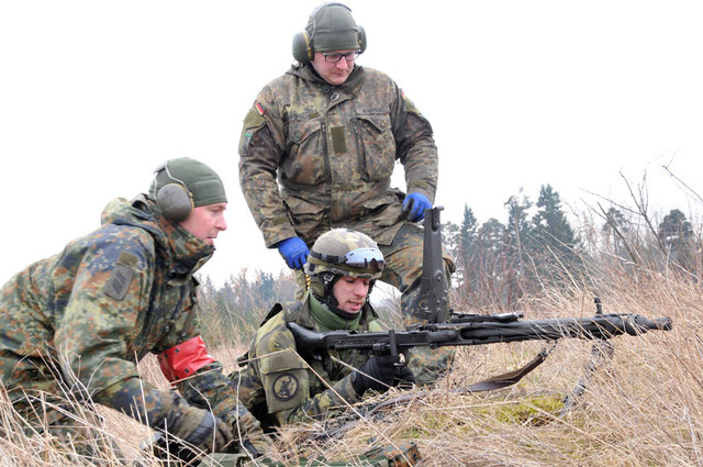 Žatečtí vojáci si vyzkoušeli i střelbu z kulometu MG 3