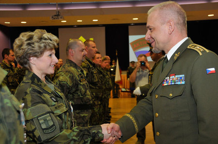 K udělenému vyznamenání blahopřeje praporčici Michaele Švihlové z KVV Brno první zástupce náčelníka GŠ AČR generálporučík Jiří Baloun