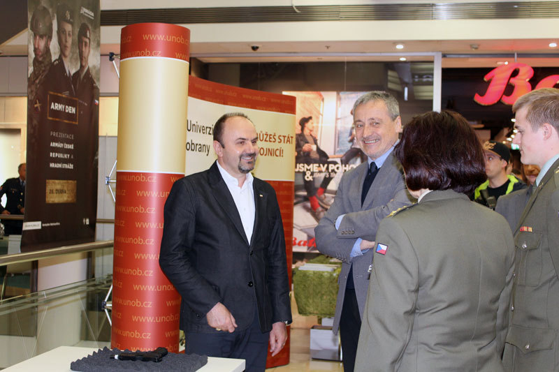 V doprovodu organizátorů si ministr prohlédl jednotlivé stánky i expozice. Na snímku v rozhovoru se zástupci Univerzity obrany Brno