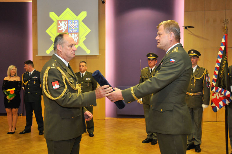 Ředitel Krajského vojenského velitelství České Budějovice plukovník Alois Urban přebírá jmenovací dekret od náčelníka GŠ AČR