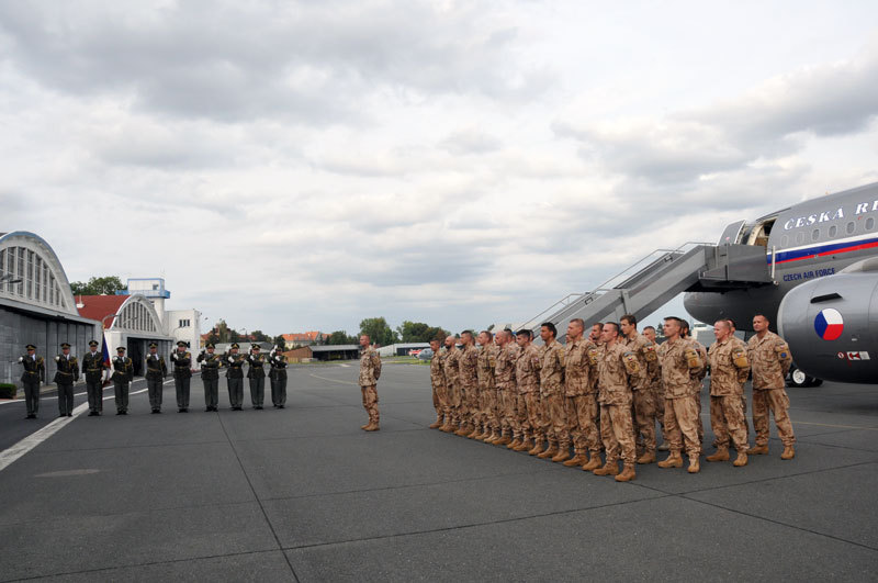 Nástup příslušníků 9. úkolového uskupení AČR na ploše kbelského letiště