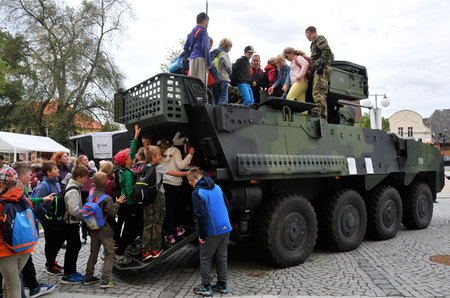 Děti ze Stonožkových škol soutěžily s armádou ve Spáleném Poříčí