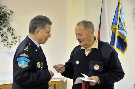 Předseda klubu pplk. Petr Čejka přivítal i nejstaršího člena 83letého Václava Holuba.
"Ten ještě skákal v Zákupech, " podotkl Petr Čejka