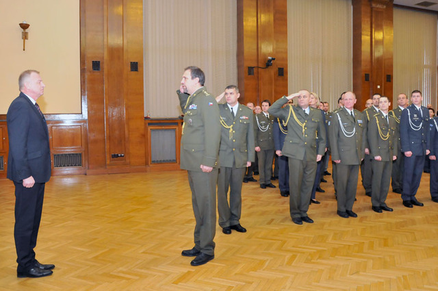 Velitel 7. úkolového uskupení plukovník Veselý podává  hlášení ministru obrany Vlastimilu Pickovi