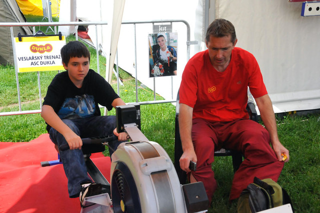 Armádní sportovní centrum DUKLA představilo dětem svůj trenažér pro veslaře, na němž si hlavně páni kluci kontrolovali svou kondici