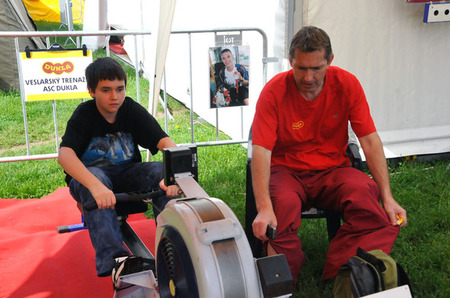 Armádní sportovní centrum DUKLA představilo dětem svůj trenažér pro veslaře, na němž si hlavně páni kluci kontrolovali svou kondici