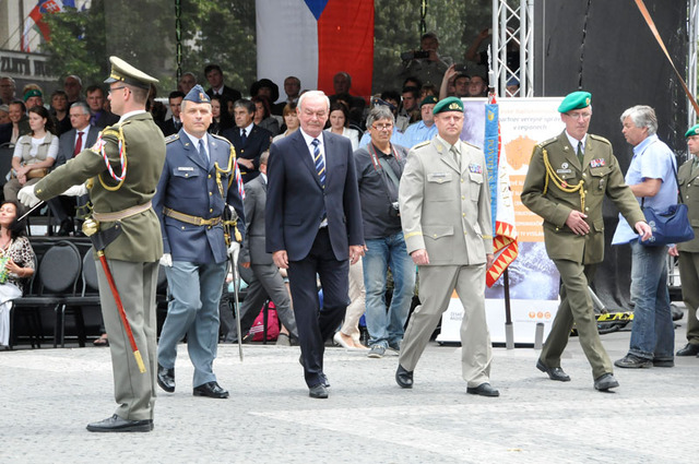 Čestní hosté Drillfestu přicházejí na plochu, kde byly nastoupeny jednotky Čestných stráží armád států středoevropského regionu (uprostřed místopředseda Senátu Parlamentu ČR Přemysl Sobotka)