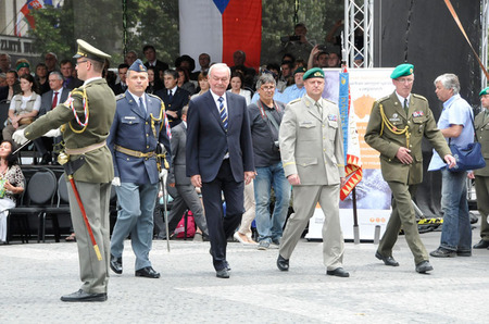 Čestní hosté Drillfestu přicházejí na plochu, kde byly nastoupeny jednotky Čestných stráží armád států středoevropského regionu (uprostřed místopředseda Senátu Parlamentu ČR Přemysl Sobotka)