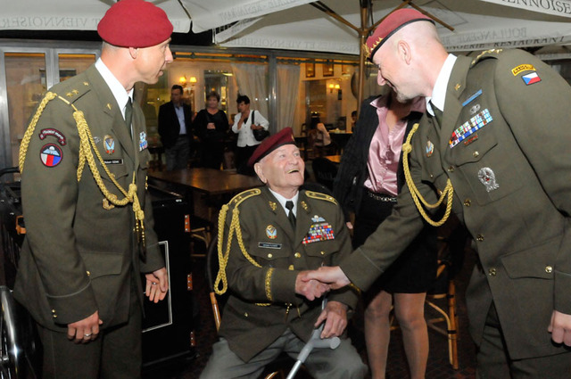 Koncertu se zúčastnila celá řada hostů, nechyběl ani veterán 2. světové války generál Jaroslav Klemeš (uprostřed)