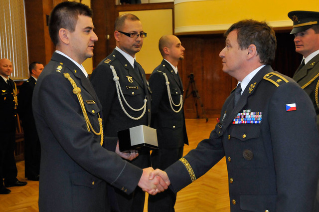 Zástupce ředitele SOC MO generál Petr Mikulenka předal věcné dary kpt. Jaroslavu Smetanovi, prap. Milanu Poláchovi a rtn. Lukáši Bencovi