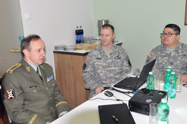 Ředitel agentury KIS brigádní generál Jan Kaše (vlevo) podtrhl praktický význam konference pro odborníky, kteří pracují na ochraně před kyberútoky