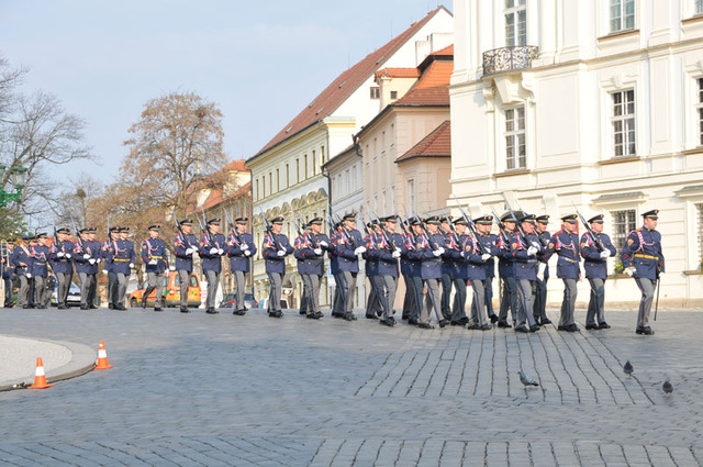 Vojáci Hradní stráže na Hradčanském náměstí