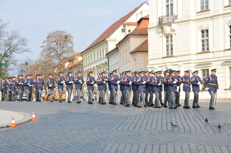 Vojáci Hradní stráže na Hradčanském náměstí
