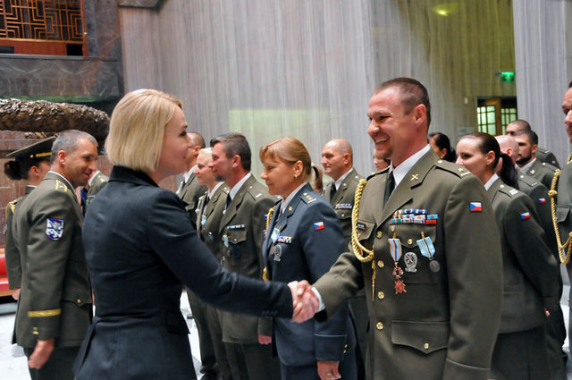 K udělenému vyznamenání blahopřeje poslankyně Jana Černochová