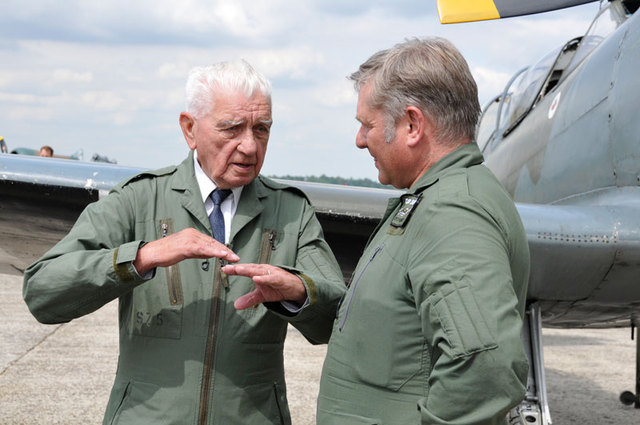 Generál Boček se po návratu na pevnou zem dělí o své dojmy s pilotem Spitfire