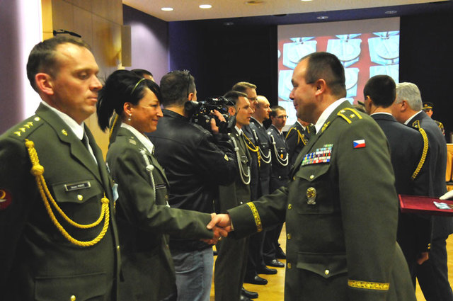 Ředitel Agentury vojenského zdravotnictví brigádní generál Zoltán Bubeník předal ocenění 18. polnímu chirurgickému týmu, který působil pod velením pplk. Zdeňka Jíchy v afghánském Kábulu