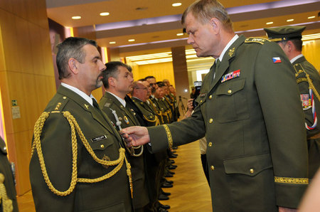 Čestný odznak Armády České republiky Za zásluhy II. stupně  obdržel plukovník gšt. Miloslav Lafek